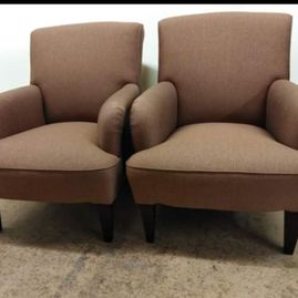 To brune omtrekkede stoler