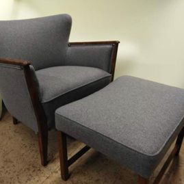 omtrekking av en grå stol med tre detaljer på armlenene og stolbenene med en grå forstøtte som er i samme stil
