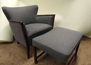 omtrekking av en grå stol med tre detaljer på armlenene og stolbenene med en grå forstøtte som er i samme stil