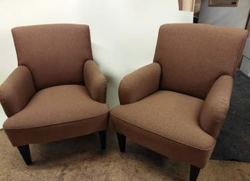 To brune omtrekkede stoler